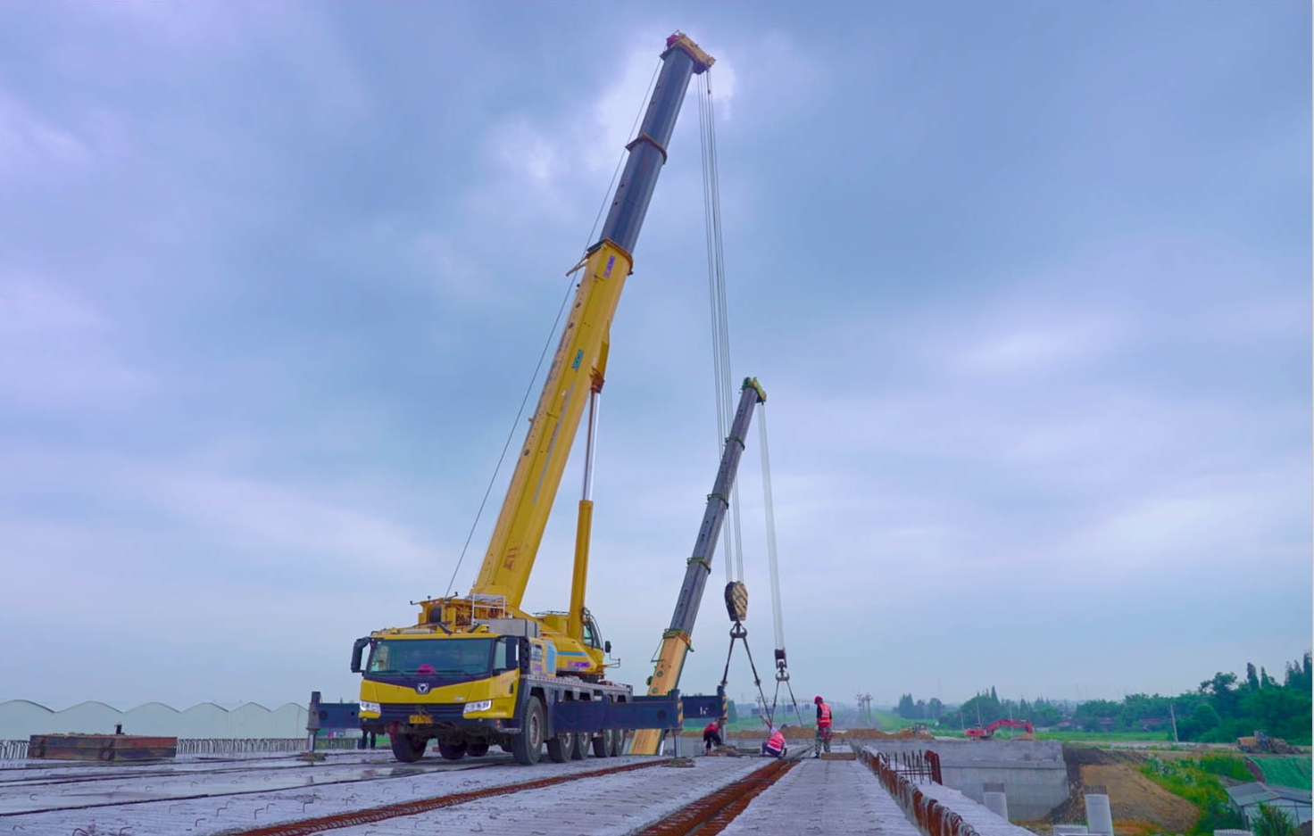 ���жԷɽ�����ʢ����������ٶּ�Я��̧����